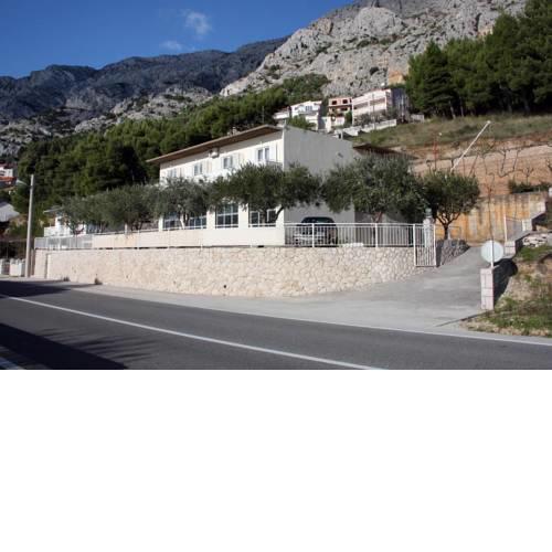 Apartments with a parking space Mimice (Omis) - 5958