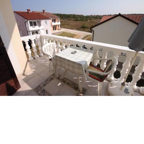 Apartments with a parking space Novigrad - 7037
