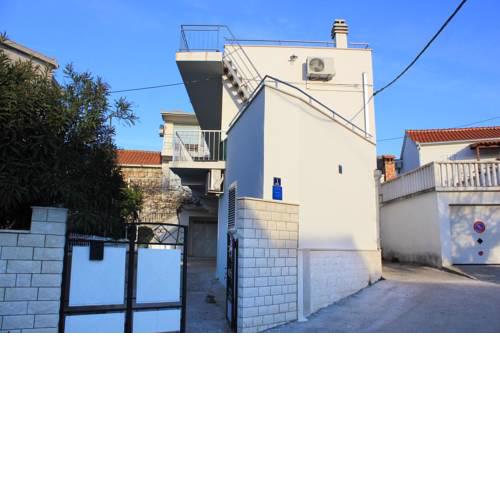 Apartments with a parking space Okrug Gornji (Ciovo) - 9444