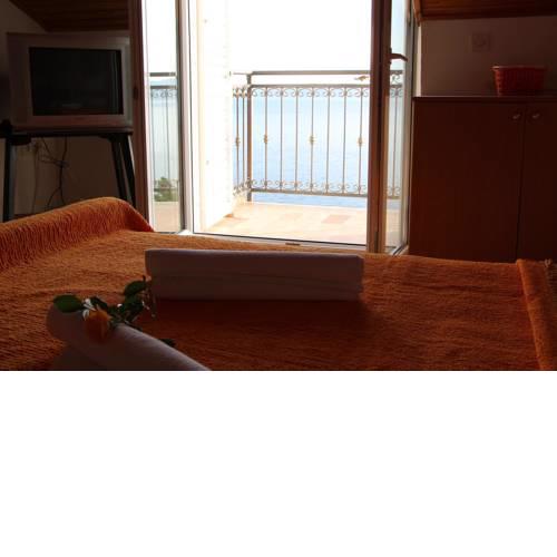 Apartments with a parking space Pisak (Omis) - 16239