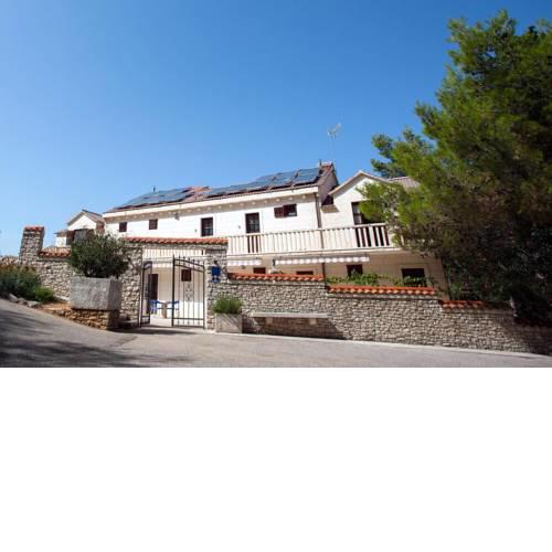 Apartments with a parking space Pucisca (Brac) - 756