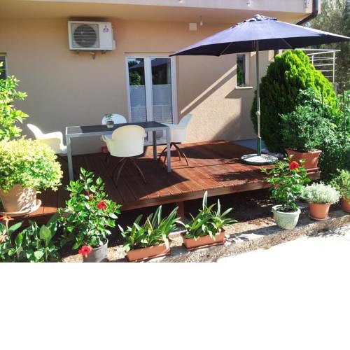 Apartments with a parking space Seget Donji (Trogir) - 11524