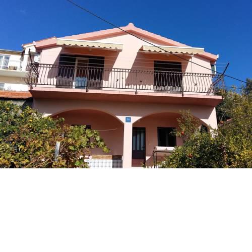 Apartments with a parking space Stanici (Omis) - 1027