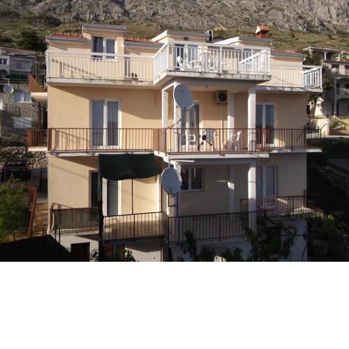 Apartments with a parking space Stanici (Omis) - 10360