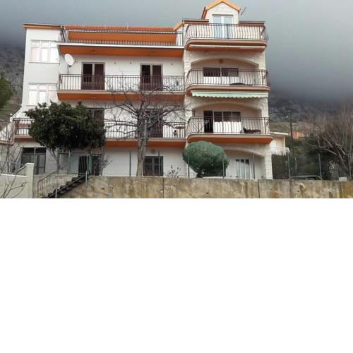 Apartments with a parking space Stanici (Omis) - 12312