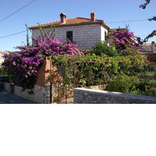 Apartments with a parking space Supetar (Brac) - 2840
