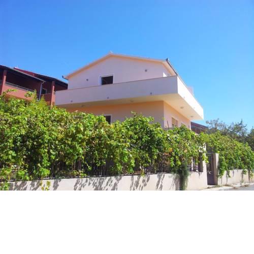 Apartments with a parking space Vinisce (Trogir) - 11075