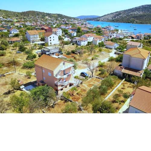 Apartments with a parking space Vinisce (Trogir) - 12676