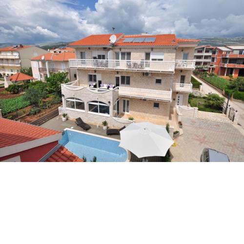 Apartments with a swimming pool Kastel Stafilic (Kastela) - 6118