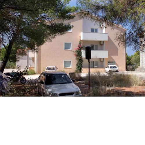 Apartments with a swimming pool Milna (Brac) - 5651