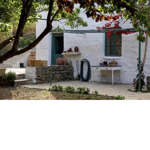 Apatouria Farmhouse