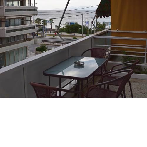 Apollo, a spacious flat by the beach