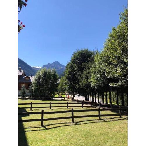 Appartamento ampio giardino adiacente piste sci 4/6 posti letto