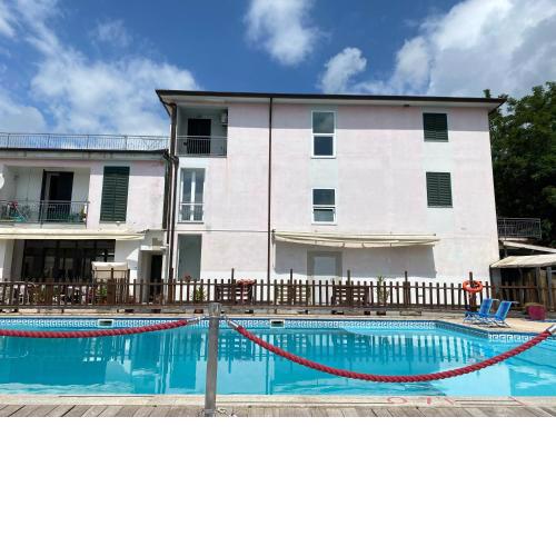 Appartamento arredato con piscina