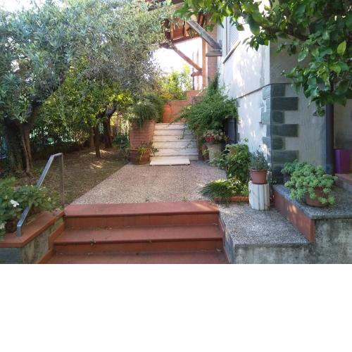 Appartamento con balcone e giardino