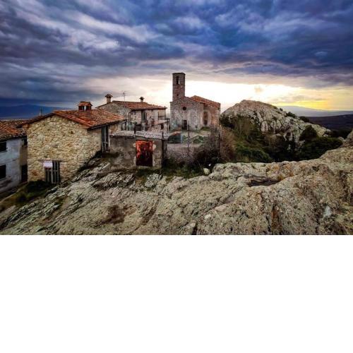appartamento con due camere matrimoniali nel centro di roccatederighi
