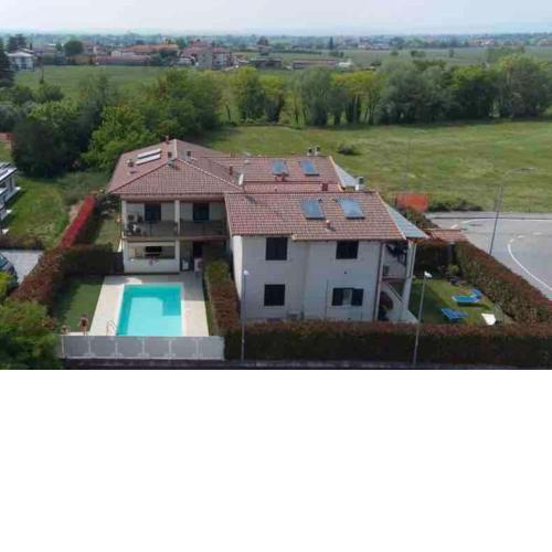 Appartamento con giardino privato e piscina