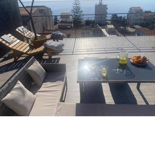 Appartamento con grande terrazza-vista mare
