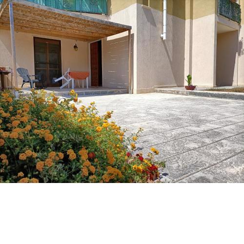 Appartamento con parcheggio privato e giardino