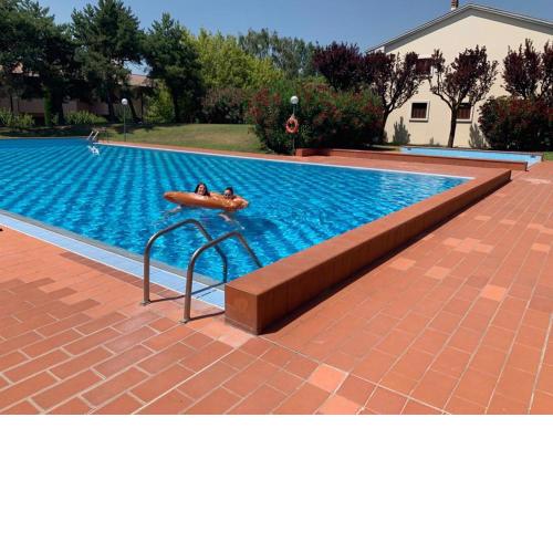 Appartamento con piscina e campi da tennis