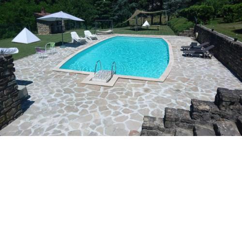appartamento con piscina tra la colline