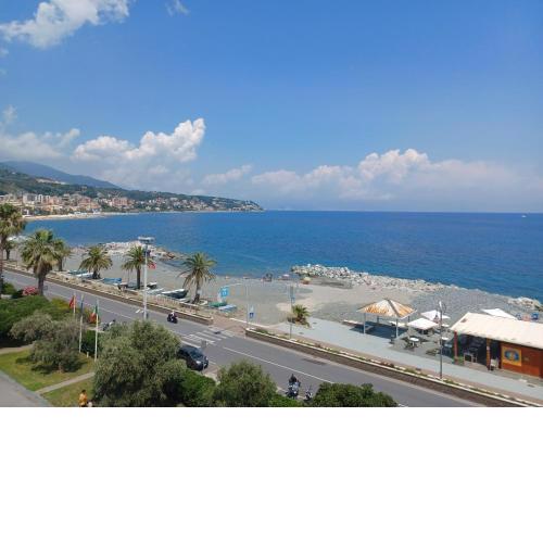 Appartamento con terrazza fronte mare