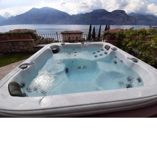Appartamento DELUXE 2 con vasca idromassaggio vista Lago di Garda, riscaldata, privata e utilizzabile tutto l'anno