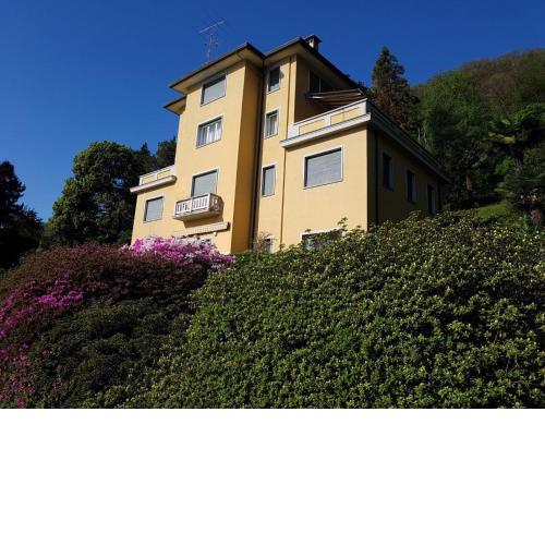 Appartamento GIOIOSA 1 con ampio terrazzo e vista Lago