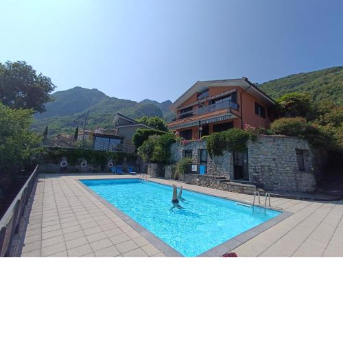 Appartamento IL GELSOMINO con giardino e piscina
