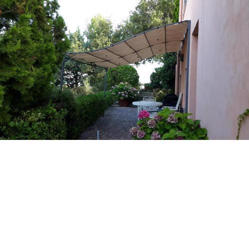 Appartamento in villa con terrazzo e giardino
