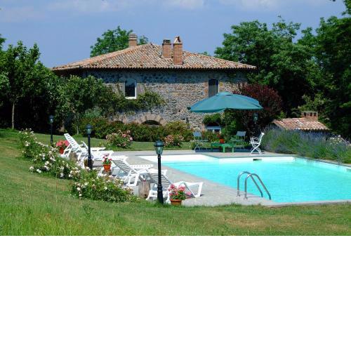 Appartamento indipendente con giardino e terrazza panoramica privati, in casale con piscina sovrastante il lago di Bolsena
