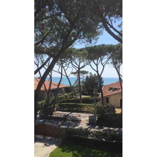 Appartamento sul mare con giardino e posto auto