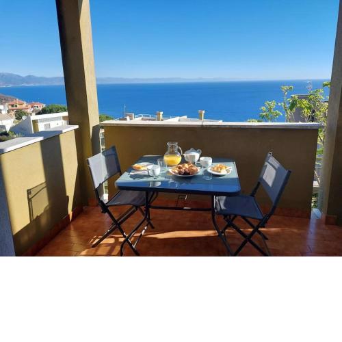 Appartamento vista mare, giardino, posto auto