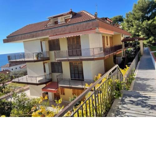 Appartamento vista mare mozzafiato con piscina, campi da tennis