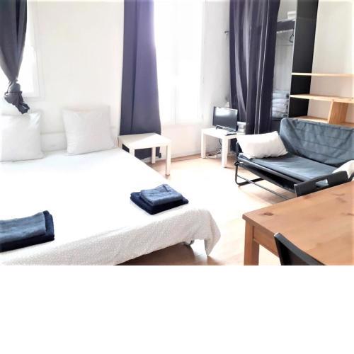APPARTEMENT ENTIER A PARIS PROCHE PLACE VOLTAIRE.