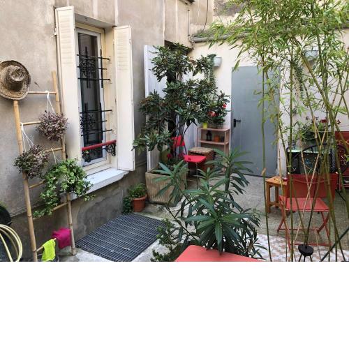 Appartement Spacieux Indépendant de 40 m2 , 2 lits doubles pour 2,3,4 personnes - Ligne 13 ,Stations Métro Porte de Clichy et Brochant - Rez De Chaussée ,Calme, Vue sur Patio Privé Ombragé , Entrée côté Rue Berzélius Paris 17