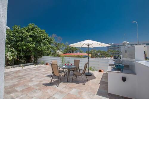 Apt Zakias Sunshine - Modern and Stylish 2 Bedroom Apt - 5 minute walk to Green Bay Beach