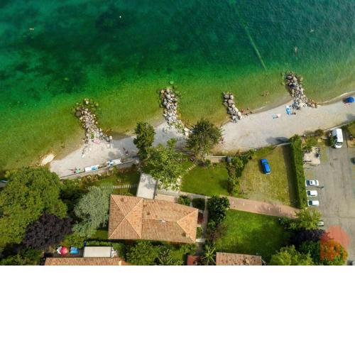 APT24 - Lakefront Villa with Park