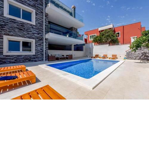 Arbanija Villa Sleeps 8 with Pool Air Con and WiFi
