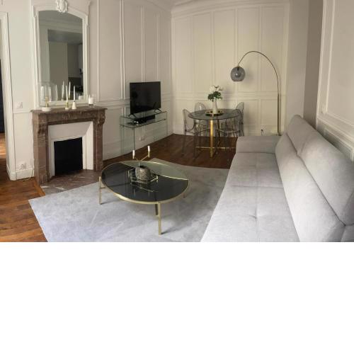 Arc de triomphe, Champs Elysées, Foch Avenue Luxury apartment