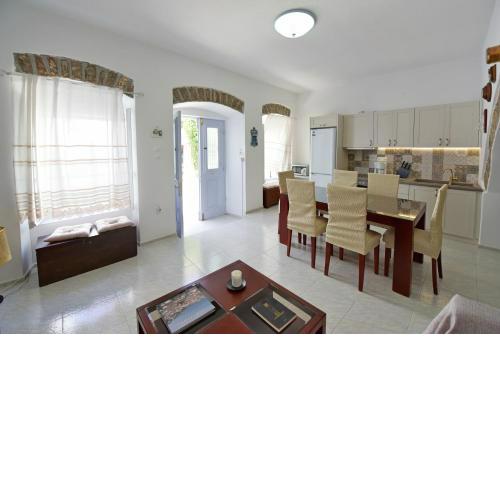 Arco I/ Downtown Rustic Apartment/4 min from port