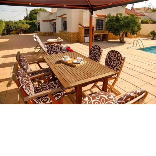 Arenales Great Home with AC, Pool and Barbecue