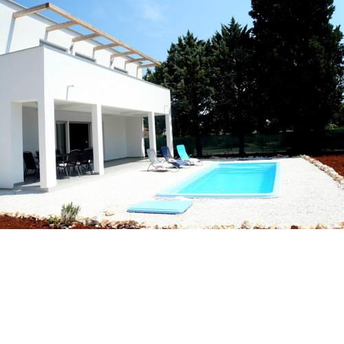 ARIA - HOLIDAY HOME WITH SWIMMING POOL FOR 8 GUESTS