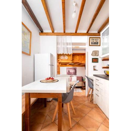 Ariadne's small labyrinth house