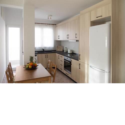 Aristotle's Residence - Central Renovated Apartment