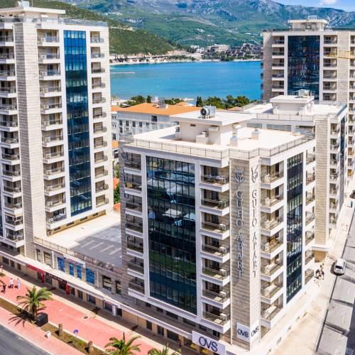 ART two bedroom apartment close to beach and Old town