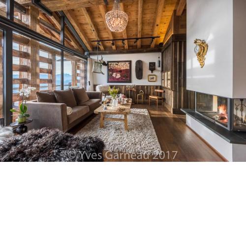 Artsy Luxurious Ski-In-Out-Chalet