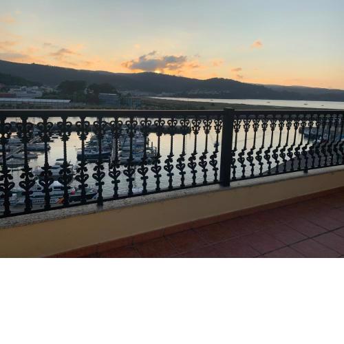 Ático con vistas al mar y amplia terraza, en el muelle deportivo
