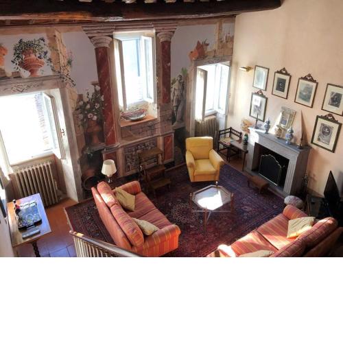Attico affrescato nel borgo di Paciano, Umbria