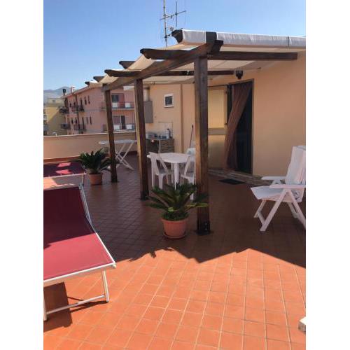 Attico con terrazzo a 250 mt dal mare